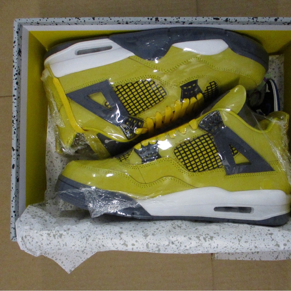 Air Jordan 4 Retro ‘ Lighting ‘ Size 9